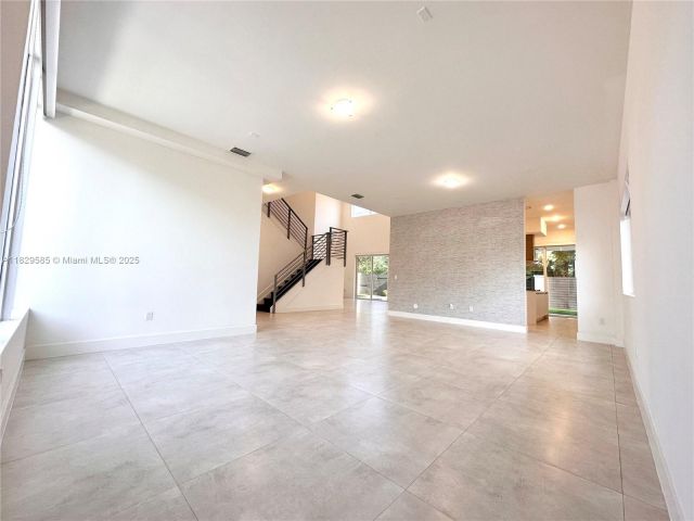 Дом в аренду по адресу 10258 NW 74th Ter 0 - фото 6210263