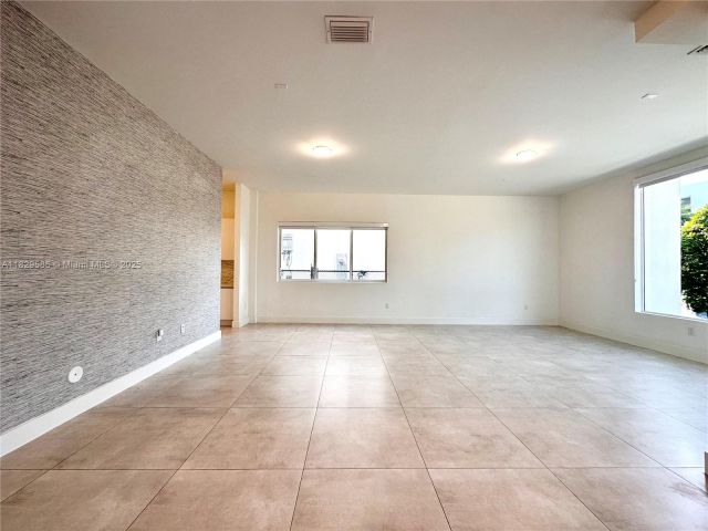 Дом в аренду по адресу 10258 NW 74th Ter 0 - фото 6210264