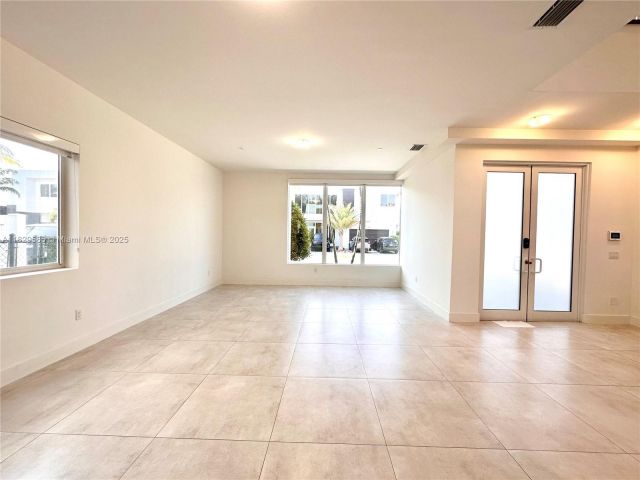 Дом в аренду по адресу 10258 NW 74th Ter 0 - фото 6210265