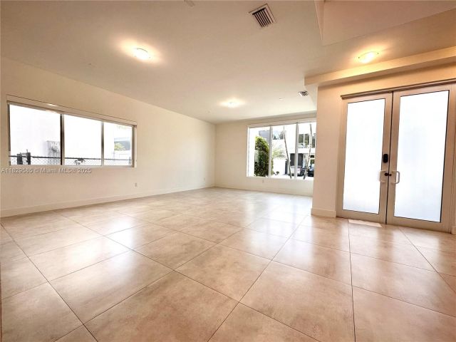 Дом в аренду по адресу 10258 NW 74th Ter 0 - фото 6210266