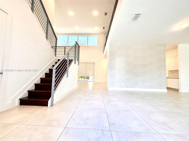 Дом в аренду по адресу 10258 NW 74th Ter 0 - фото 6210267