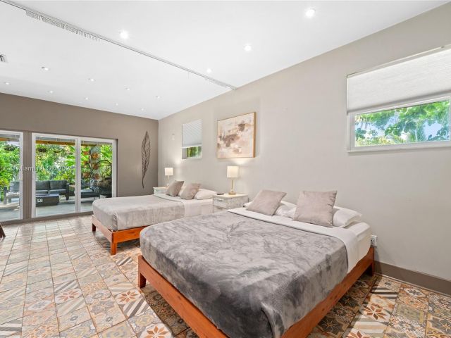 Продажа дома по адресу 14400 NE 4th Ave - фото 6284057