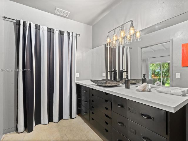 Продажа дома по адресу 14400 NE 4th Ave - фото 6284059