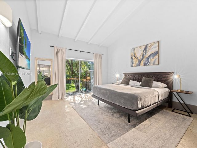 Продажа дома по адресу 14400 NE 4th Ave - фото 6284060