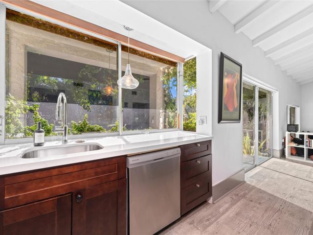 Продажа дома по адресу 14400 NE 4th Ave - фото 6284061