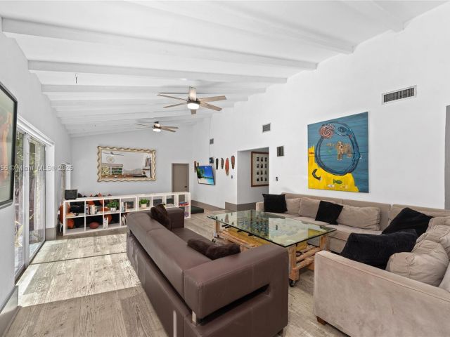 Продажа дома по адресу 14400 NE 4th Ave - фото 6284064