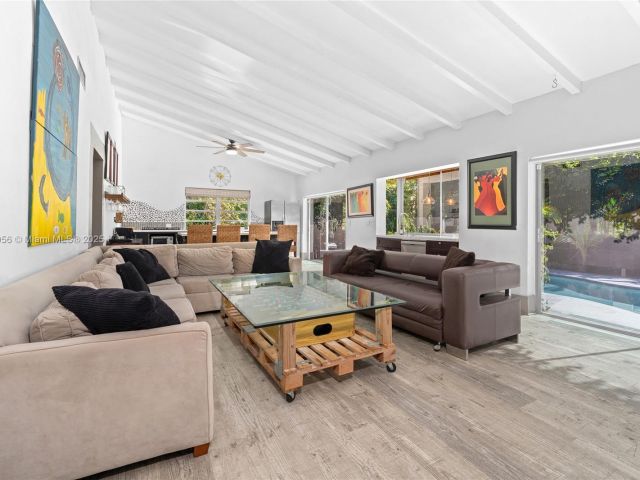 Продажа дома по адресу 14400 NE 4th Ave - фото 6284070