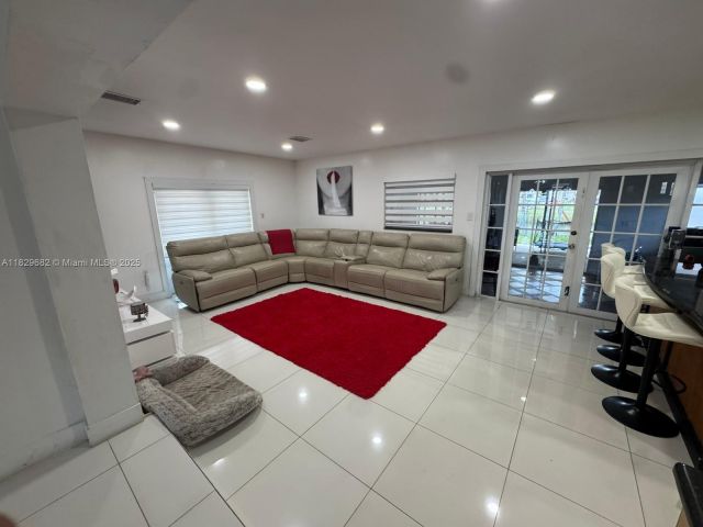 Продажа дома по адресу 12841 SW 54th St #1 - фото 6210179