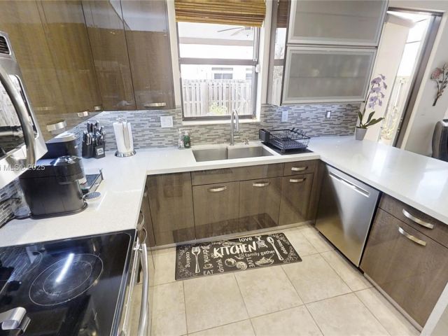 Продажа дома по адресу 4231 SW 165th Ct - фото 6211393