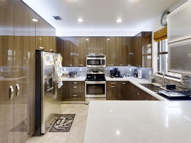 Продажа дома по адресу 4231 SW 165th Ct - фото 6211394