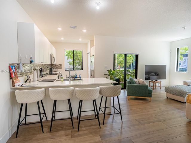 Продажа дома по адресу 4269 NW 83rd Path - фото 6210979