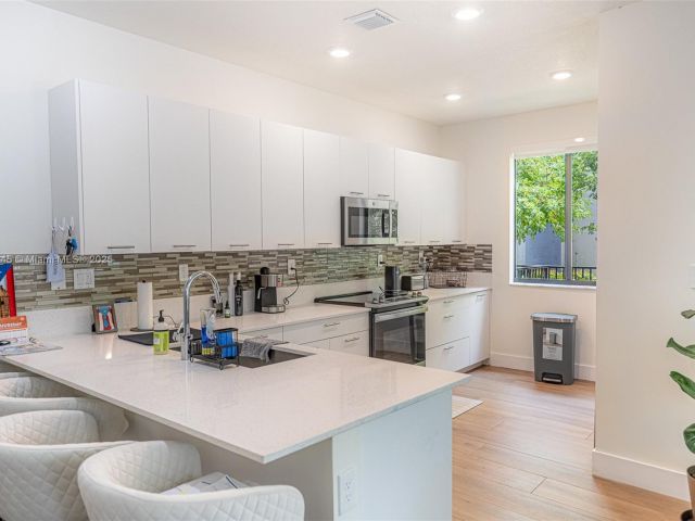 Продажа дома по адресу 4269 NW 83rd Path - фото 6210980