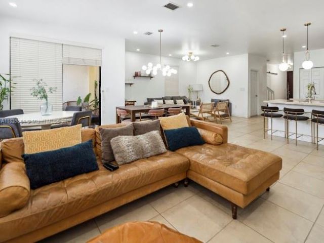 Дом в аренду по адресу 7042 NW 103rd Path - фото 6211229