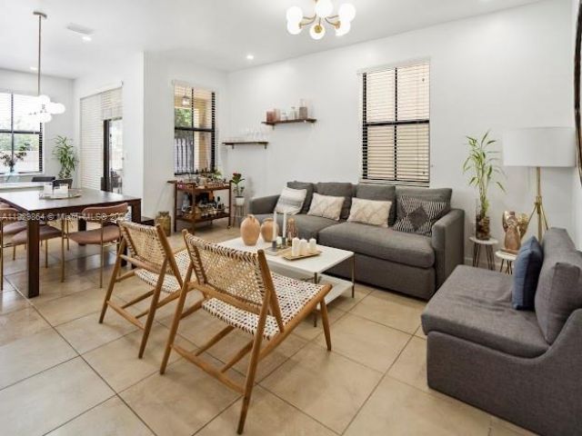 Дом в аренду по адресу 7042 NW 103rd Path - фото 6211230