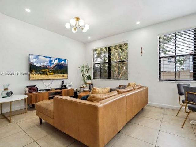 Дом в аренду по адресу 7042 NW 103rd Path - фото 6211232