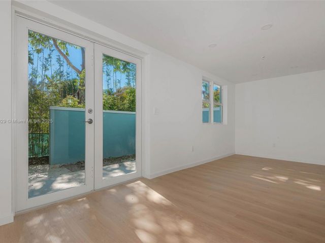 Продажа дома по адресу 854 SE 12 ct 8 - фото 6211426