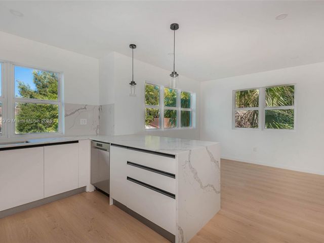 Продажа дома по адресу 854 SE 12 ct 8 - фото 6211435