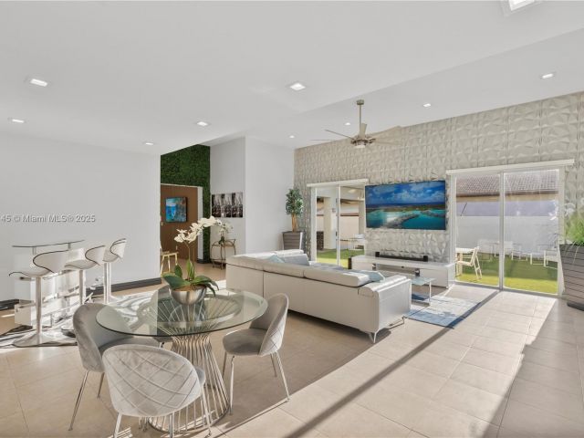 Дом в аренду по адресу 13815 SW 38th St - фото 6215528