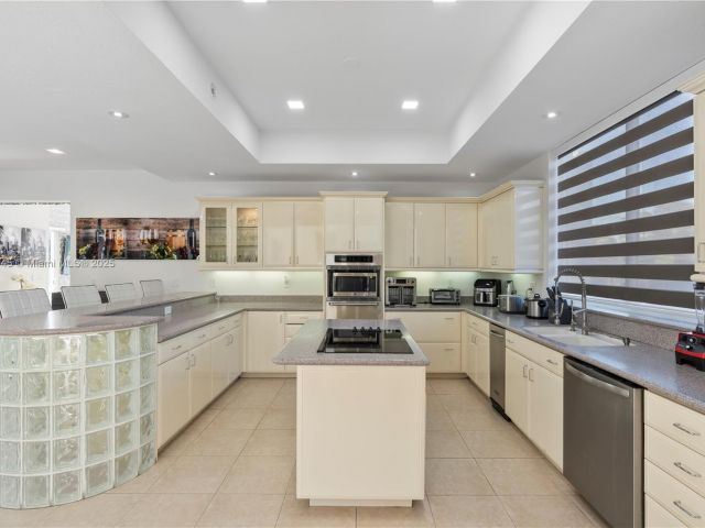 Дом в аренду по адресу 13815 SW 38th St - фото 6215531