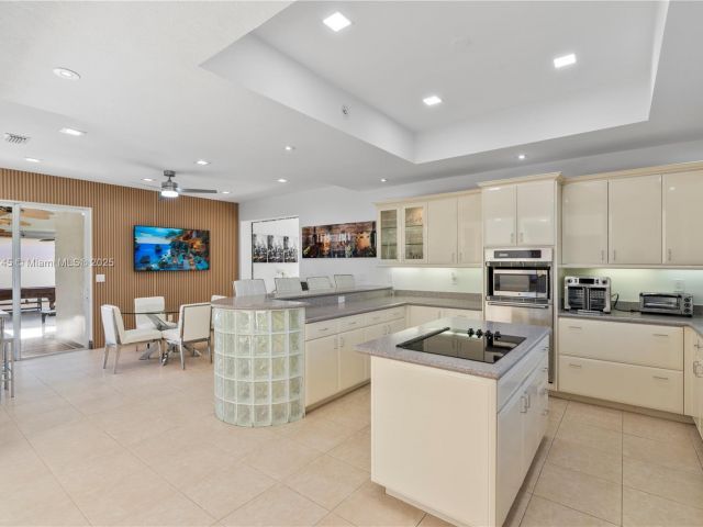 Дом в аренду по адресу 13815 SW 38th St - фото 6215533