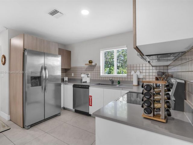 Продажа дома по адресу 507 NW 8th Ave #2 - фото 6213472