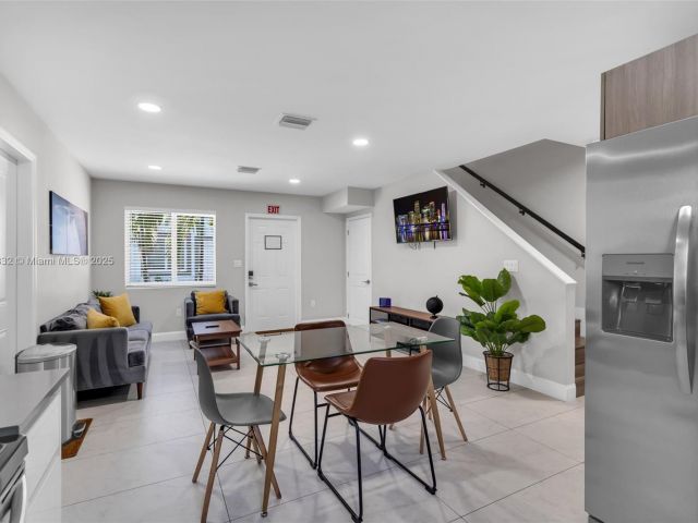 Продажа дома по адресу 507 NW 8th Ave #2 - фото 6213477