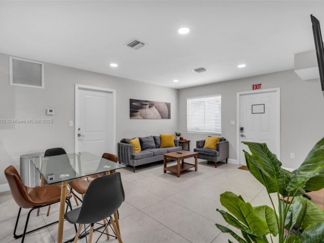 Продажа дома по адресу 507 NW 8th Ave #2 - фото 6213479