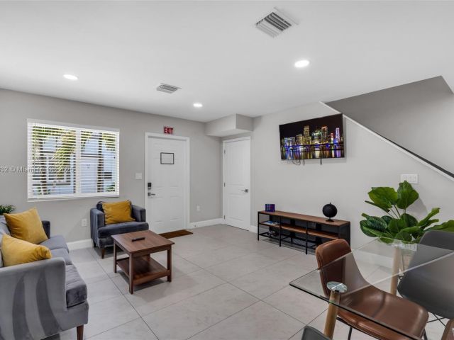 Продажа дома по адресу 507 NW 8th Ave #2 - фото 6213480