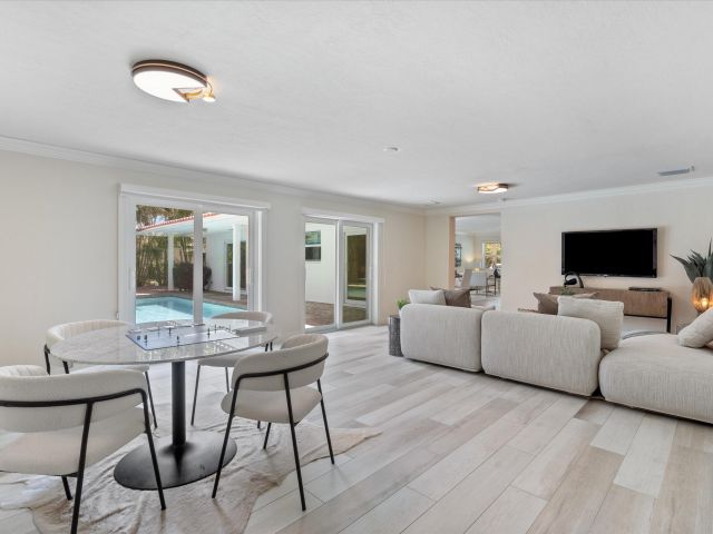 Продажа дома по адресу 211 NW 17th Street - фото 6223582