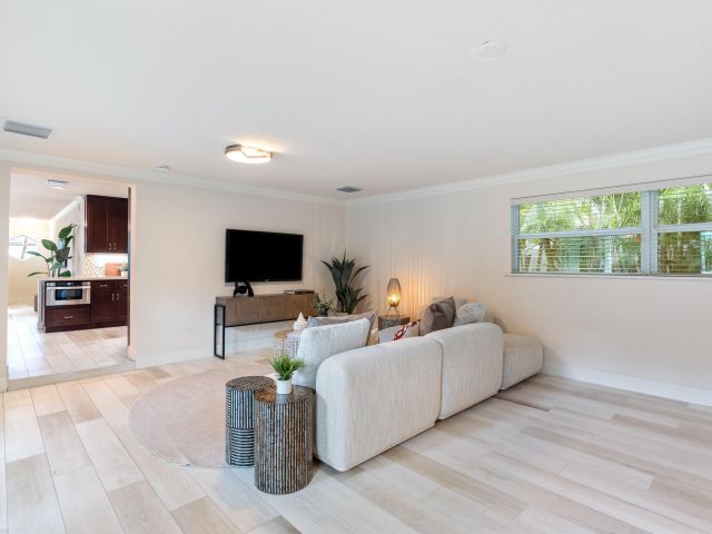 Продажа дома по адресу 211 NW 17th Street - фото 6223584