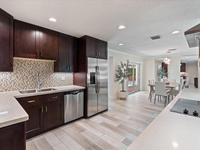 Продажа дома по адресу 211 NW 17th Street - фото 6223588