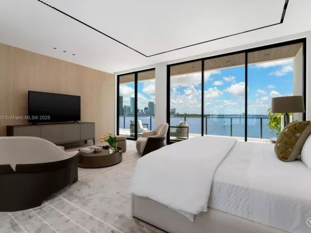 Продажа дома по адресу 1045 N Venetian Dr - фото 6215486