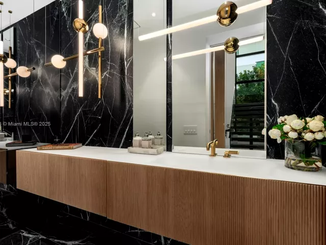 Продажа дома по адресу 1045 N Venetian Dr - фото 6215487