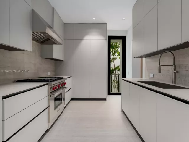 Продажа дома по адресу 1045 N Venetian Dr - фото 6215488