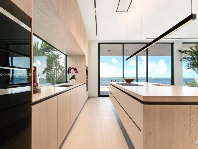 Продажа дома по адресу 1045 N Venetian Dr - фото 6215489