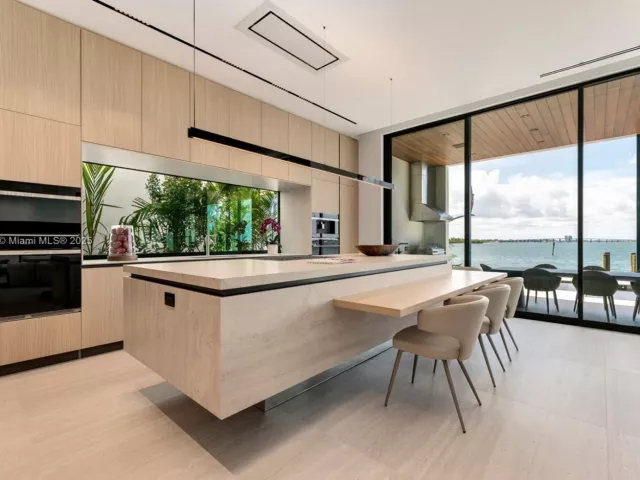 Продажа дома по адресу 1045 N Venetian Dr - фото 6215490