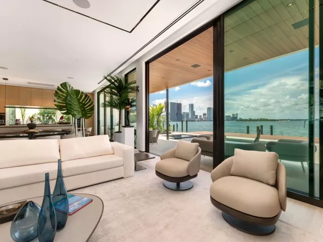 Продажа дома по адресу 1045 N Venetian Dr - фото 6215491