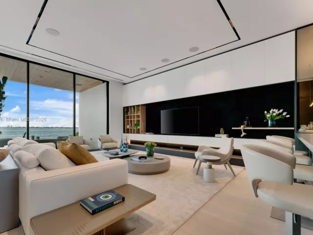 Продажа дома по адресу 1045 N Venetian Dr - фото 6215492