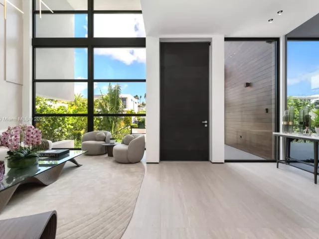 Продажа дома по адресу 1045 N Venetian Dr - фото 6215494