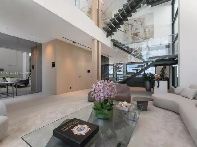 Продажа дома по адресу 1045 N Venetian Dr - фото 6215495