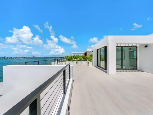 Продажа дома по адресу 1045 N Venetian Dr - фото 6215478