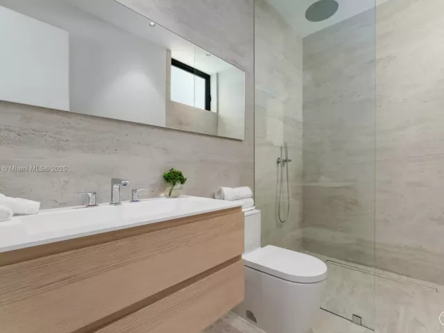 Продажа дома по адресу 1045 N Venetian Dr - фото 6215479