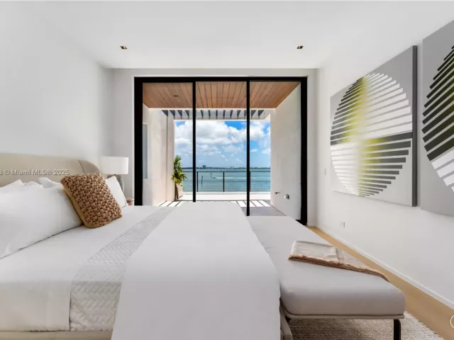 Продажа дома по адресу 1045 N Venetian Dr - фото 6215480