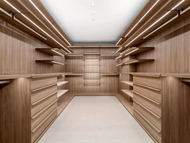 Продажа дома по адресу 1045 N Venetian Dr - фото 6215481