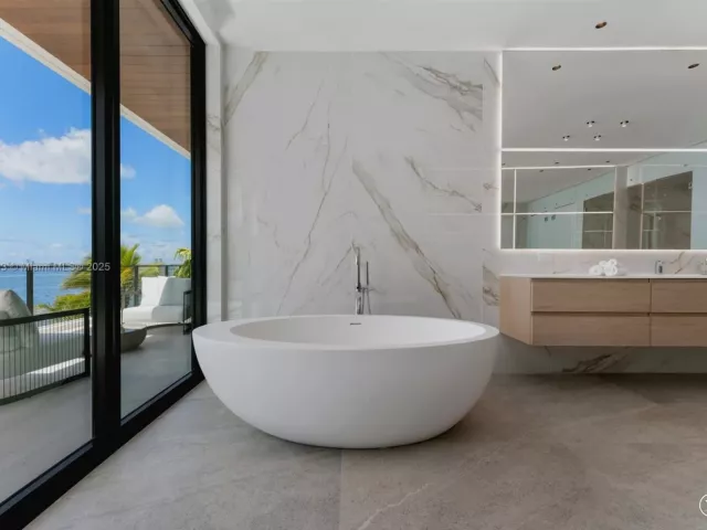 Продажа дома по адресу 1045 N Venetian Dr - фото 6215482