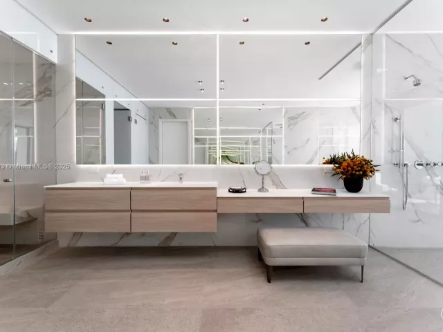 Продажа дома по адресу 1045 N Venetian Dr - фото 6215483