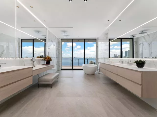 Продажа дома по адресу 1045 N Venetian Dr - фото 6215484