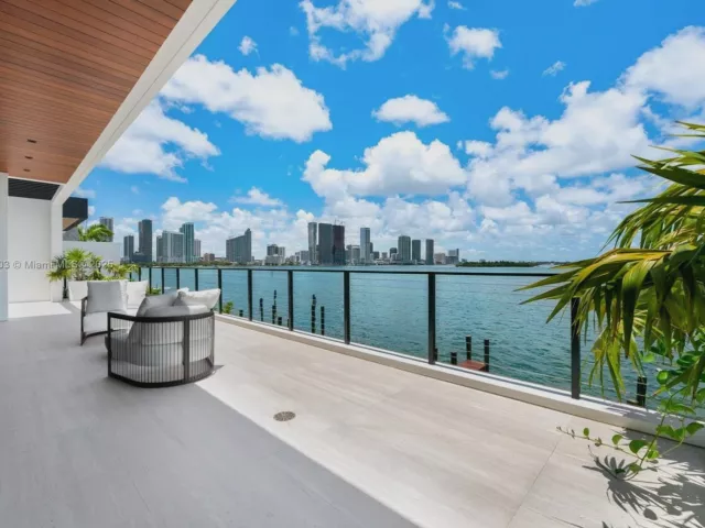 Продажа дома по адресу 1045 N Venetian Dr - фото 6215485