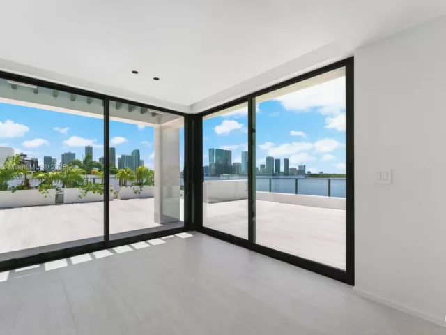 Продажа дома по адресу 1045 N Venetian Dr - фото 6215477