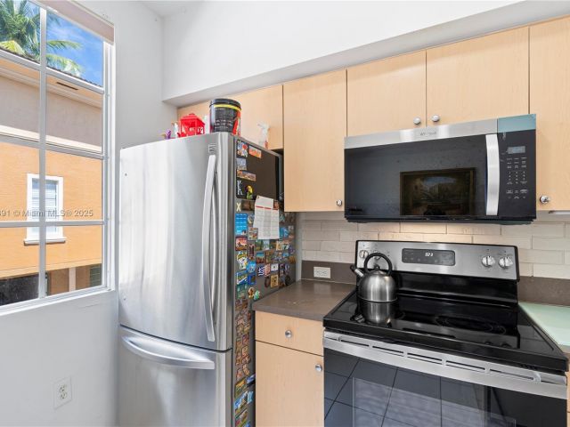 Продажа дома по адресу 2811 NE 185th St 804 - фото 6218286